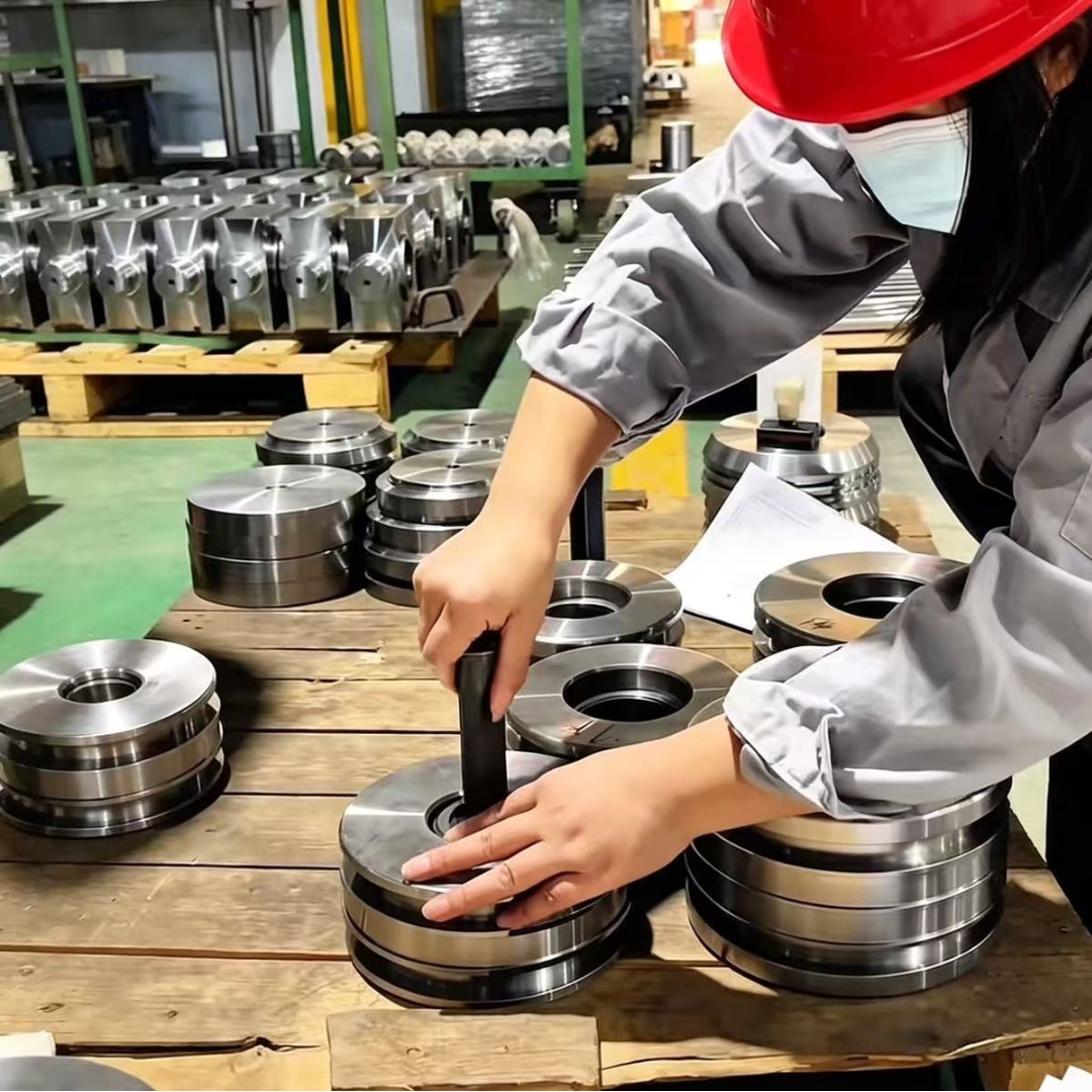 Dimension inspection for cylinder piston before shipment